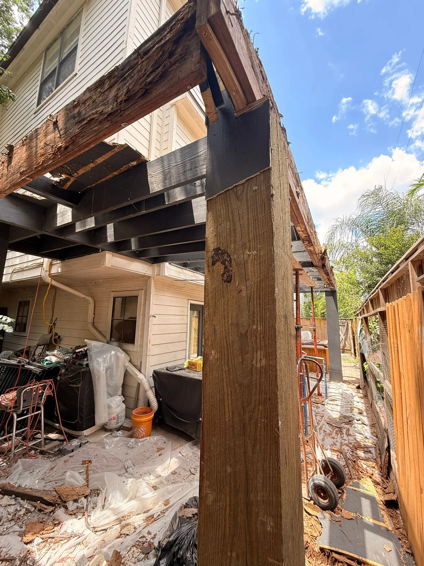 Opened balcony edge and supporting structure