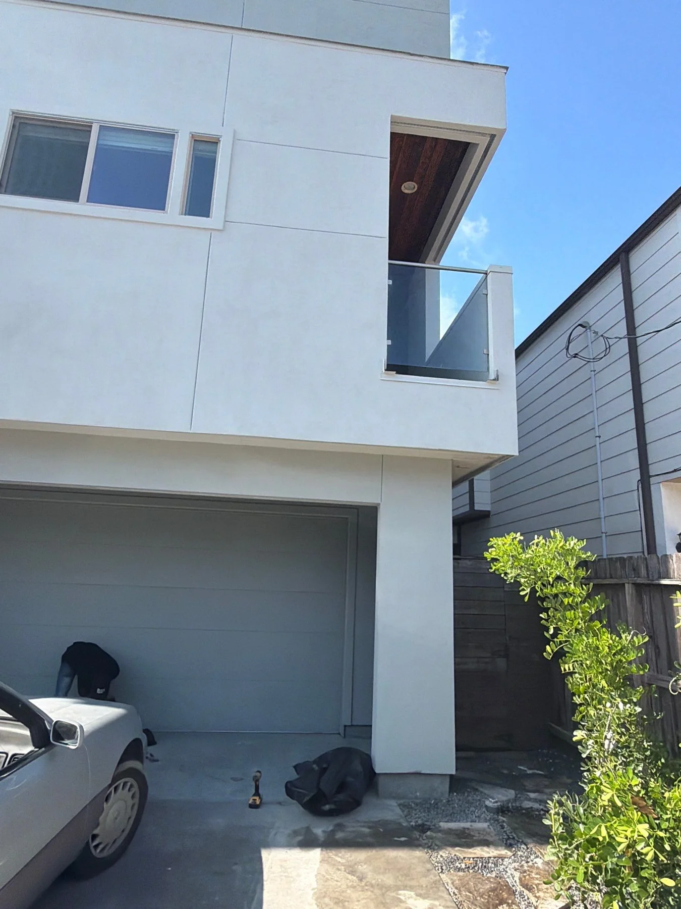 Contemporary stucco home exterior beside the driveway