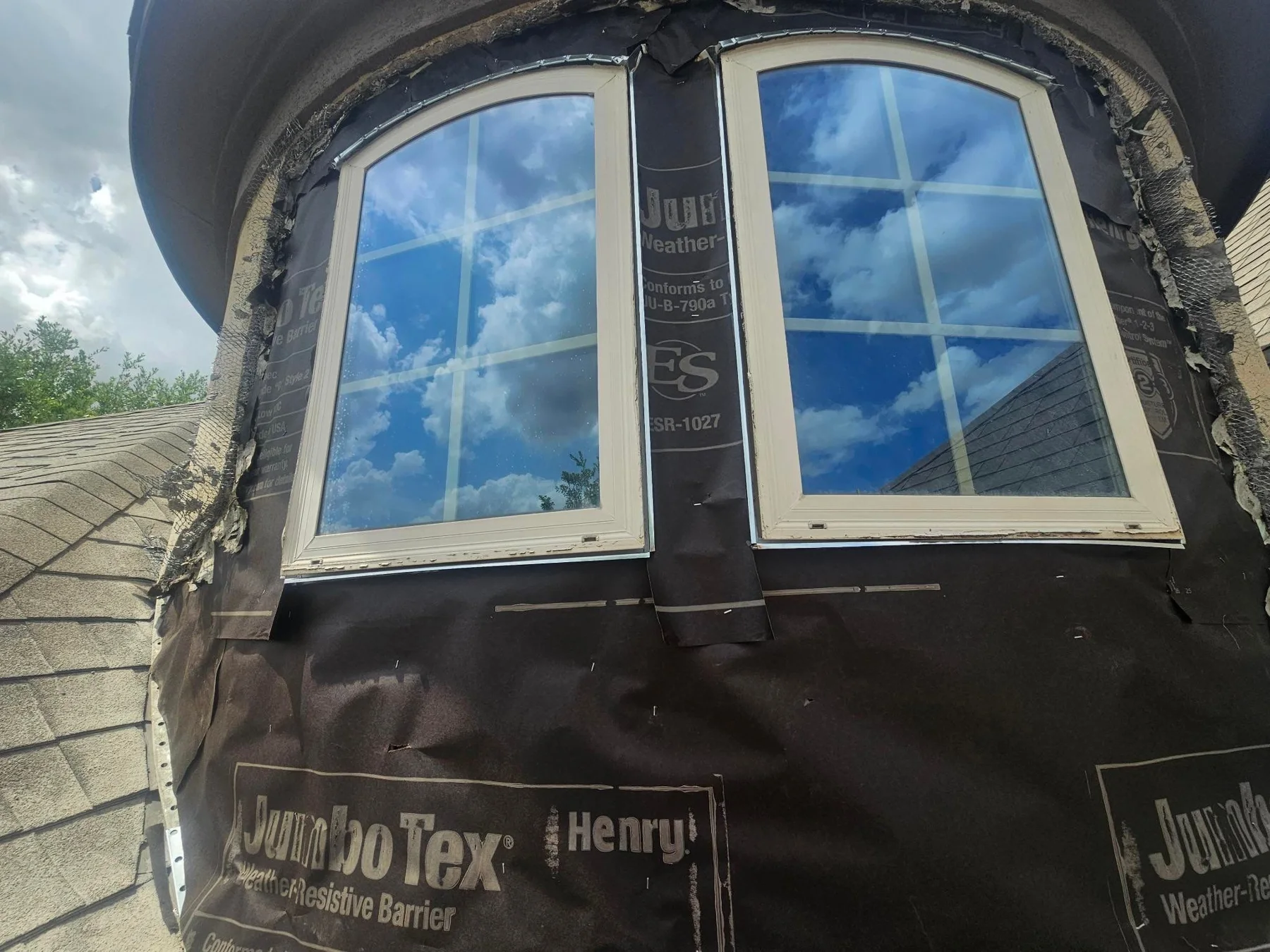 Weather barrier surrounding the curved bay window