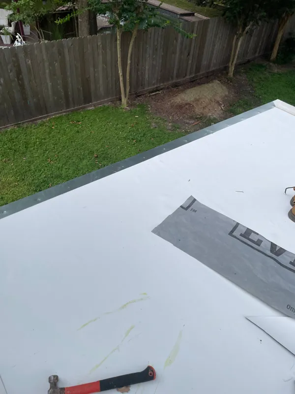 Light waterproofing membrane covering an elevated deck surface