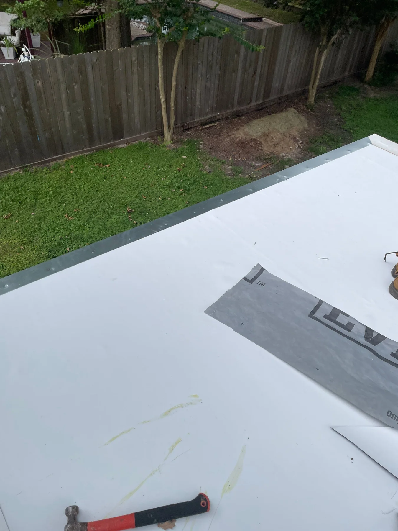 Light waterproofing membrane covering an elevated deck surface