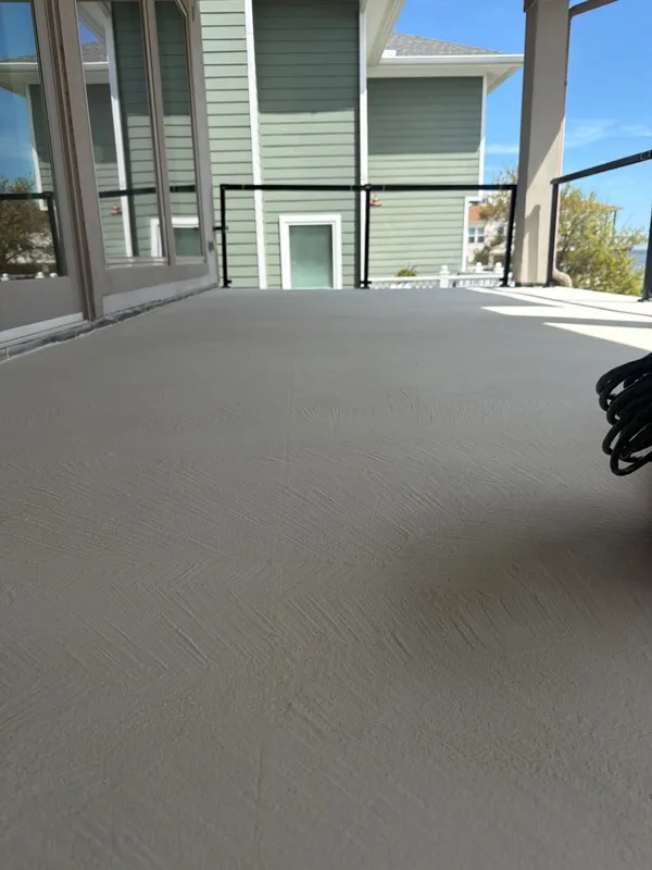 Uniform balcony surface with glass railing